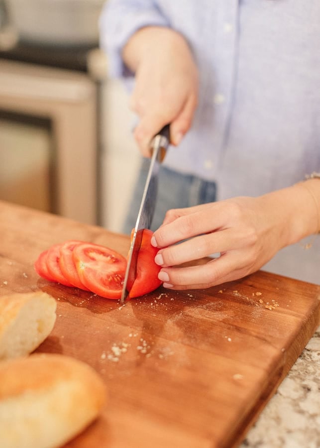 slicing tomatoes for sandwich